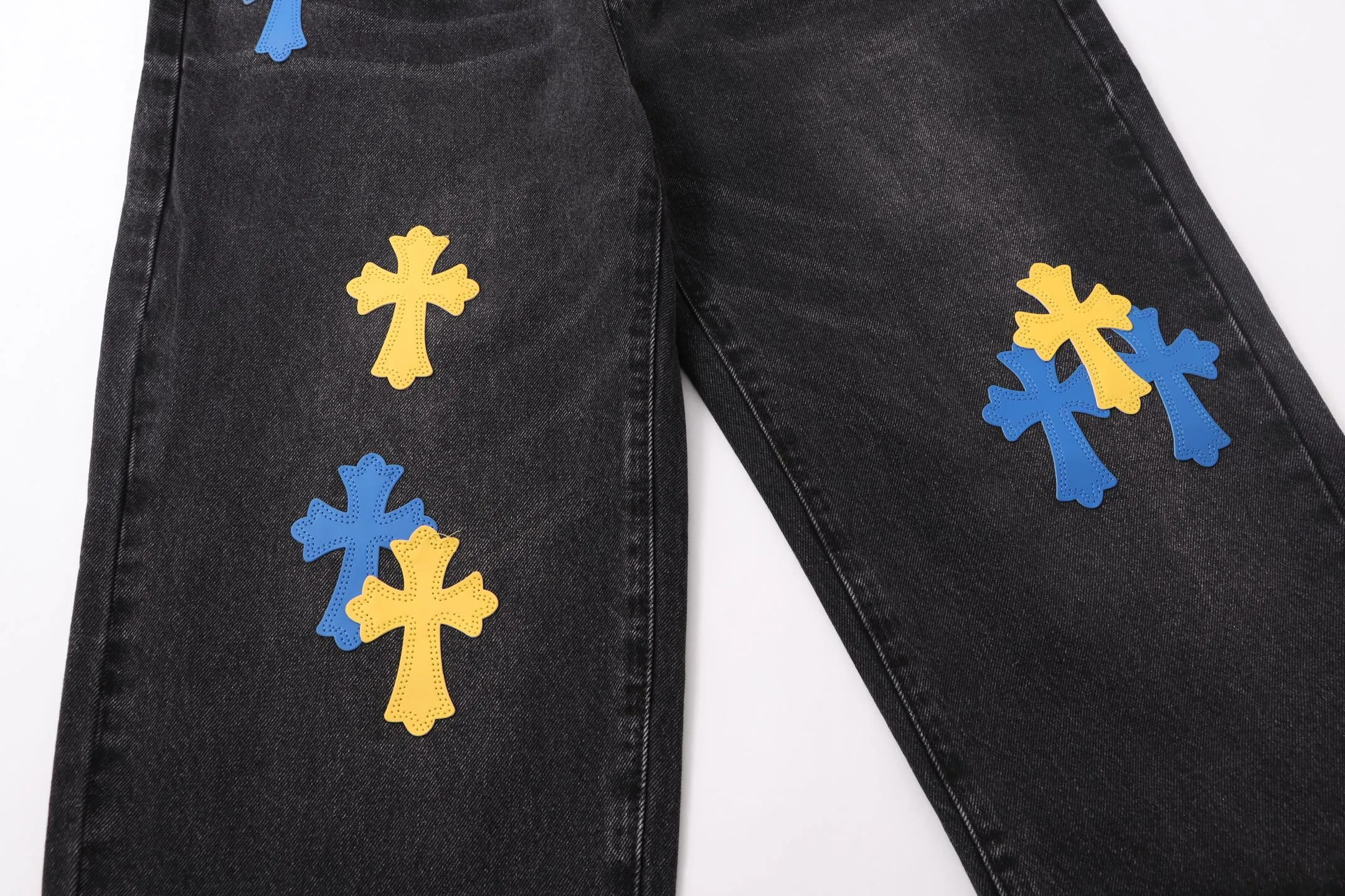 P260 Style number: H80 Croxin & 𝐂𝐡𝐫𝐨𝐦𝐞 𝐇𝐞𝐚𝐫𝐭 ss25 black leather Sanskrit fine jeans. Styles with different washed textures are very friendly to people with thin legs. The slightly flared version perfectly modifies the leg shape. The timeless and moderate length makes it easy to match and match. It is the basis for various styles and is a must-have in your wardrobe! The fabric is stiff but also makes the upper body soft without losing texture. The washing process is even more perfect. It is a must-have item for everyone! ! ! Washed wheat, hang tag, pants label, three labels complete Color: black Size: 30-32-34-36